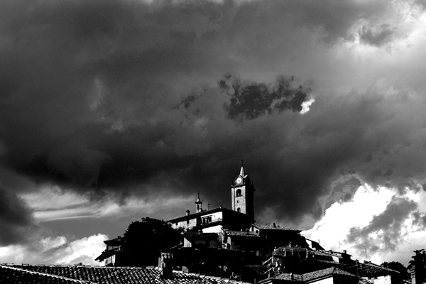 Monforte d'Alba: Tempesta in arrivo