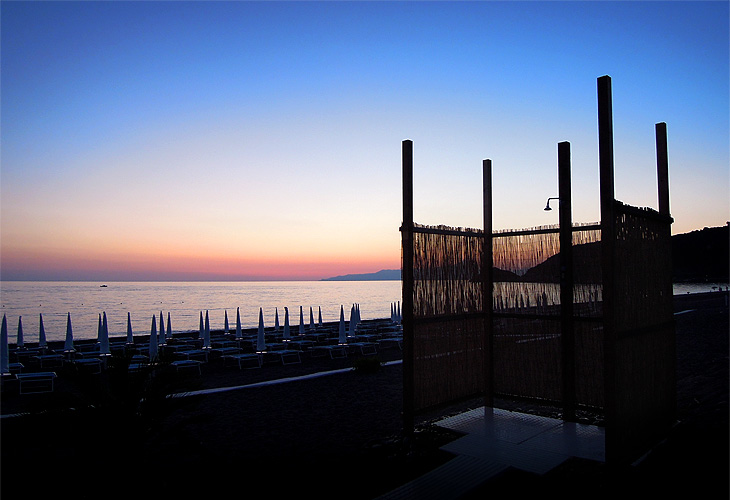 Castrocucco di Maratea: Doccia al tramonto in spiaggia