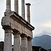 Il Foro di Pompeii ed il Vesuvio