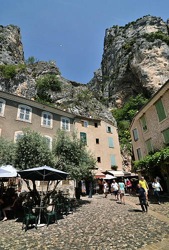 Moustiers-Ste-Marie: Piazzetta