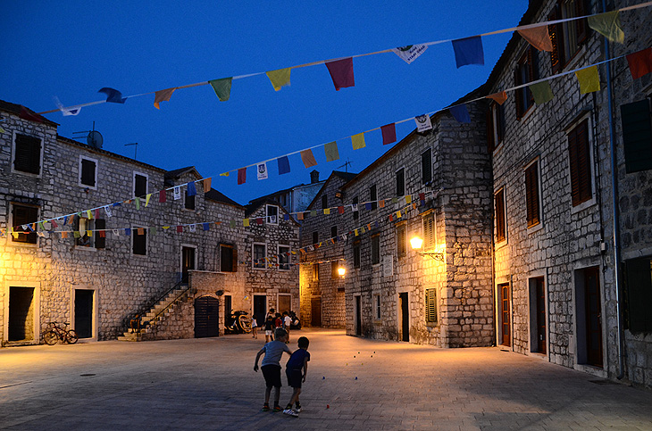 Stari Grad (Cittavecchia): Kids at play