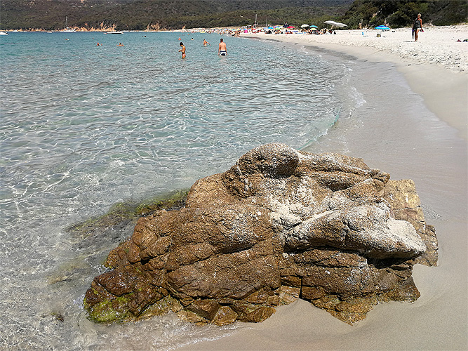 Plage de Cupabia: Scogli e sabbia bianca