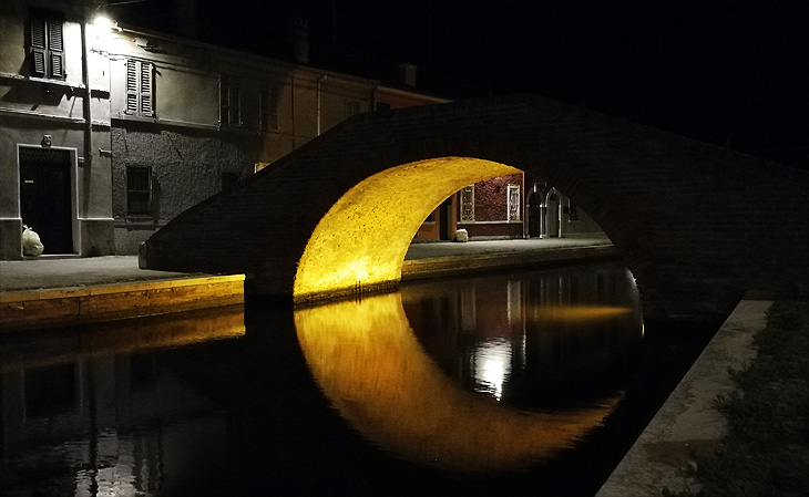 Comacchio: La luna nel canale