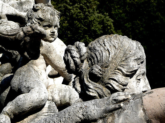 Reggia di Caserta: Statue su verde