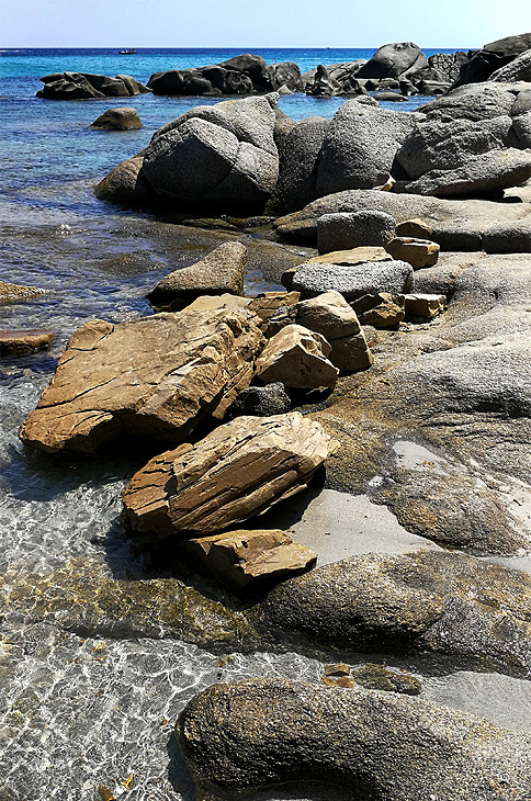 Simius: Scogli in spiaggia