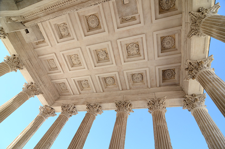 Maison Carrée Nîmes: Colonne