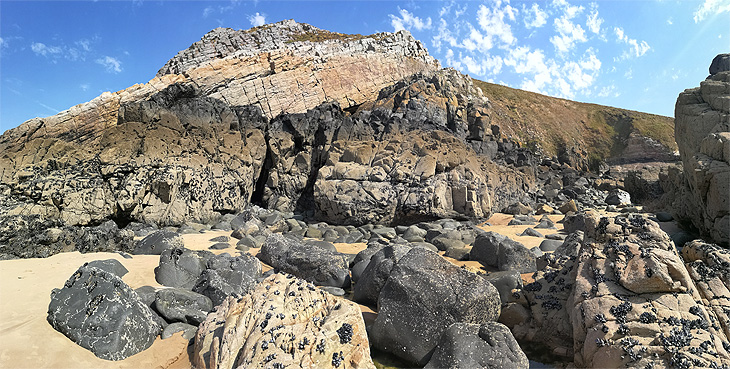 Plage de la Fosse: Rocce multicolore