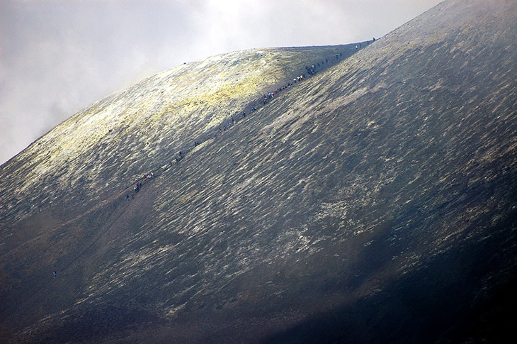 Etna: Zolfo e gente sui crateri sommitali