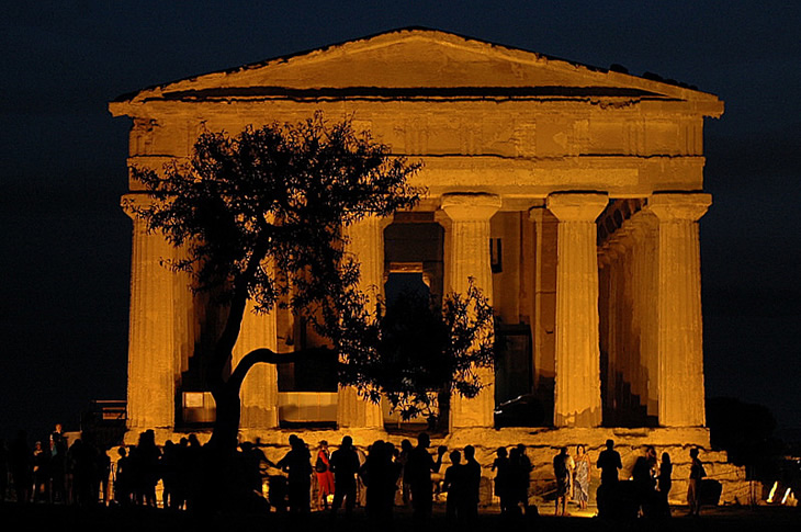 Agrigento - Valle dei Templi: Silhouette al Tempio della Concordia