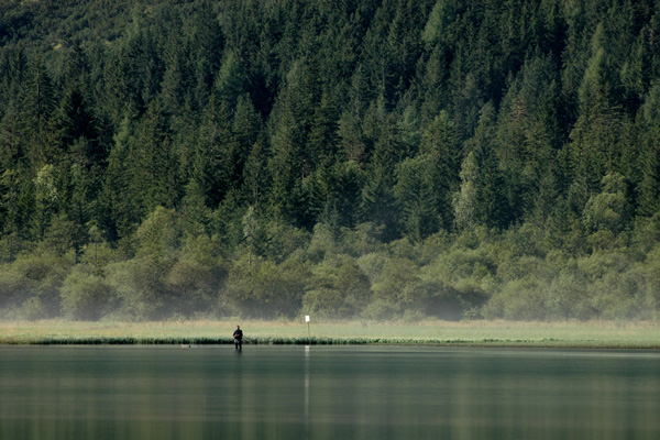 Lago di Dobbiaco: Un pescatore