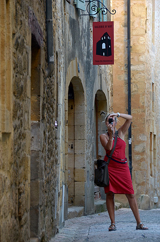 Sarlat-la-Canéda: The woman in red
