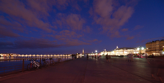 Bordeaux: By night