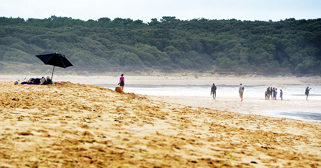 Plage du Veillon: Black umbrella